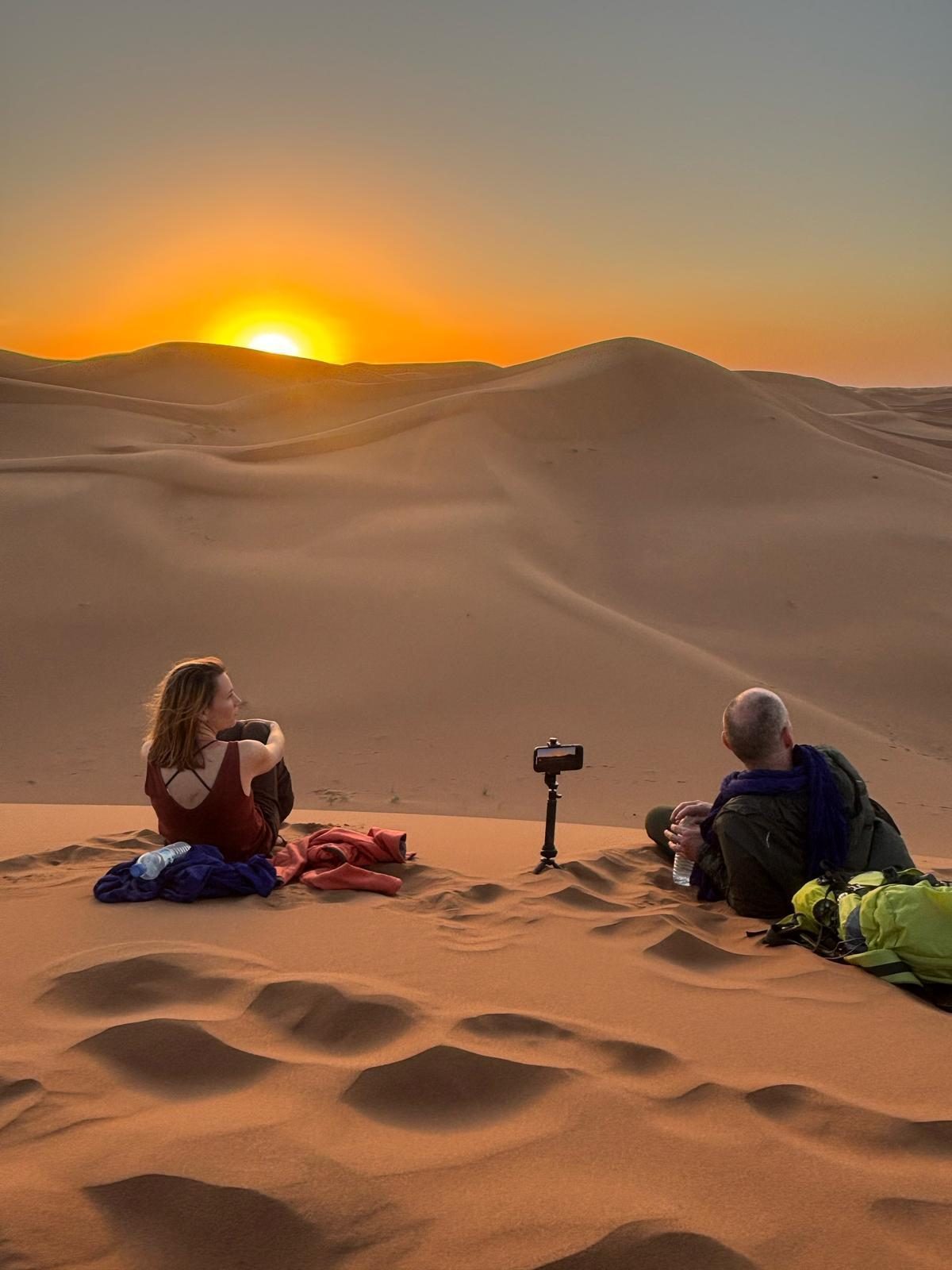 Lucas et Mathilde de dos, regardant le coucher de soleil dans le désert